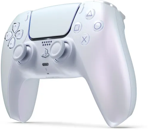 Vista angolata del controller DualSense Chroma Pearl che ne mostra l'ergonomia