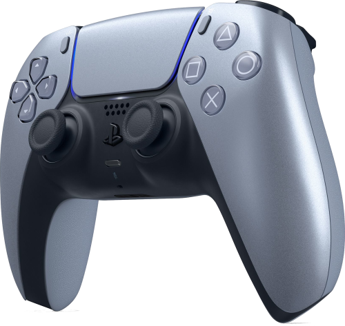 Vista angolata del controller DualSense Sterling Silver che mostra l'ergonomia