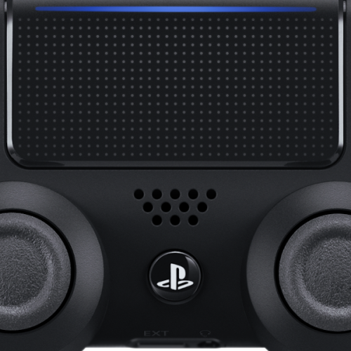 Dettaglio dei grilletti e dell'ergonomia del controller DualShock 4 V2