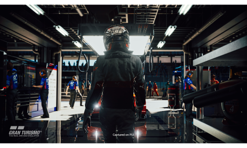 Un pilota si prepara a entrare in pista dai box di Gran Turismo 7