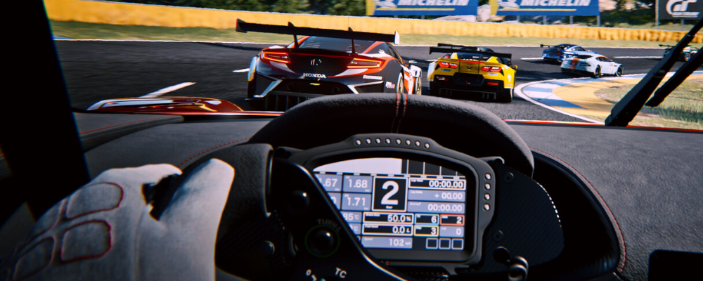 Vista dal cockpit durante una gara in Gran Turismo 7