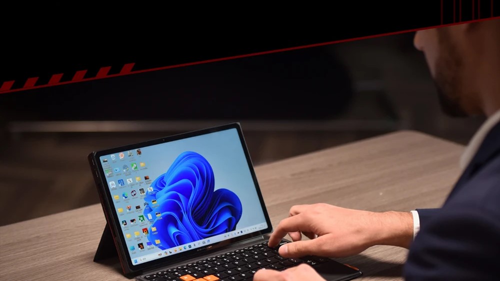 OneXPlayer X1 PRO in modalità laptop per la produttività